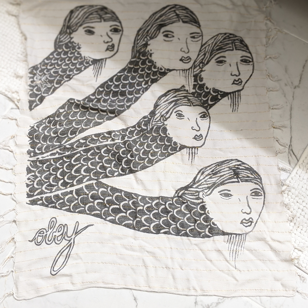 Obey the Giant light grey scarf